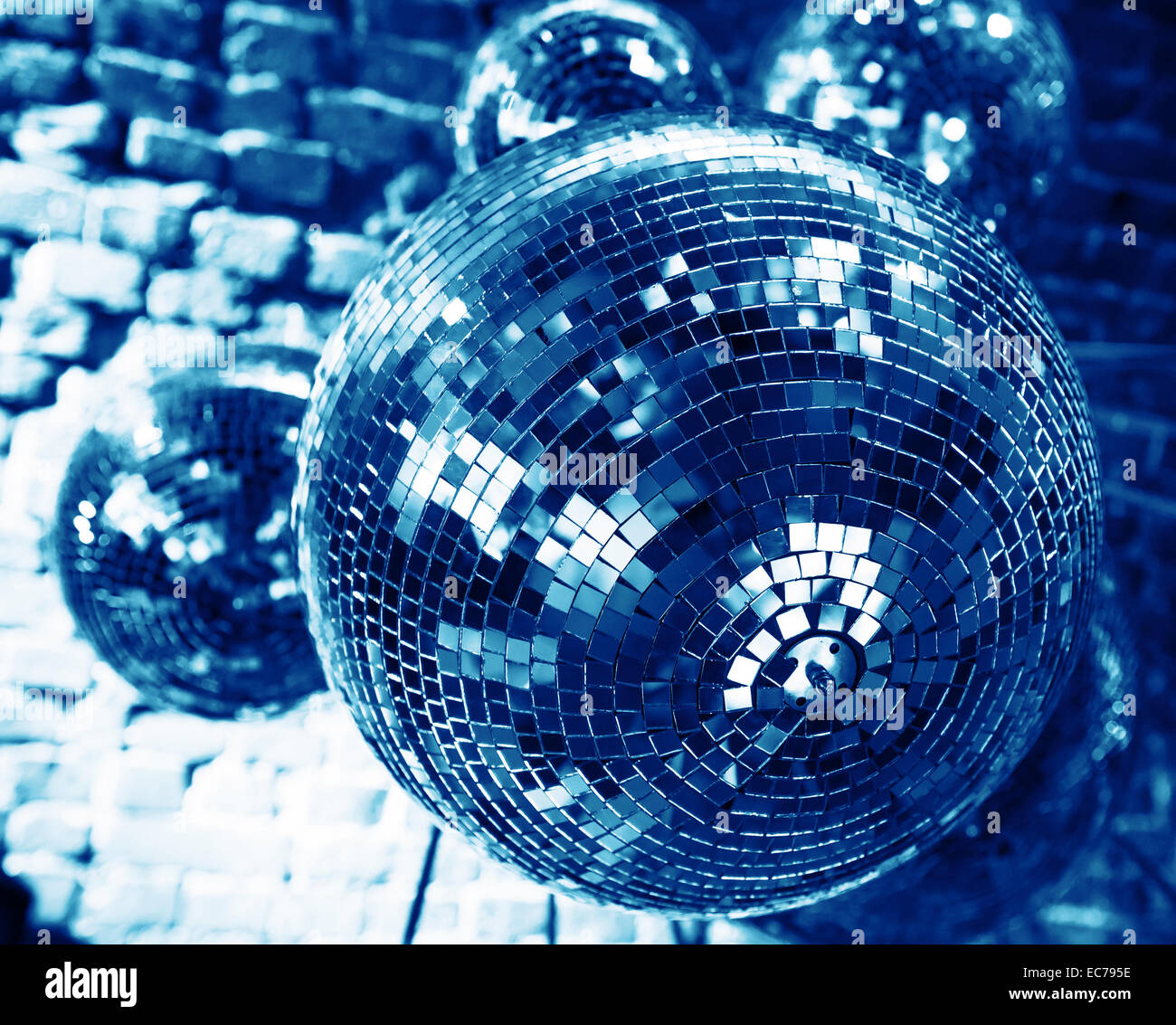 Arrière-plan bleu disco party avec boules miroirs reflétant les lumières Banque D'Images