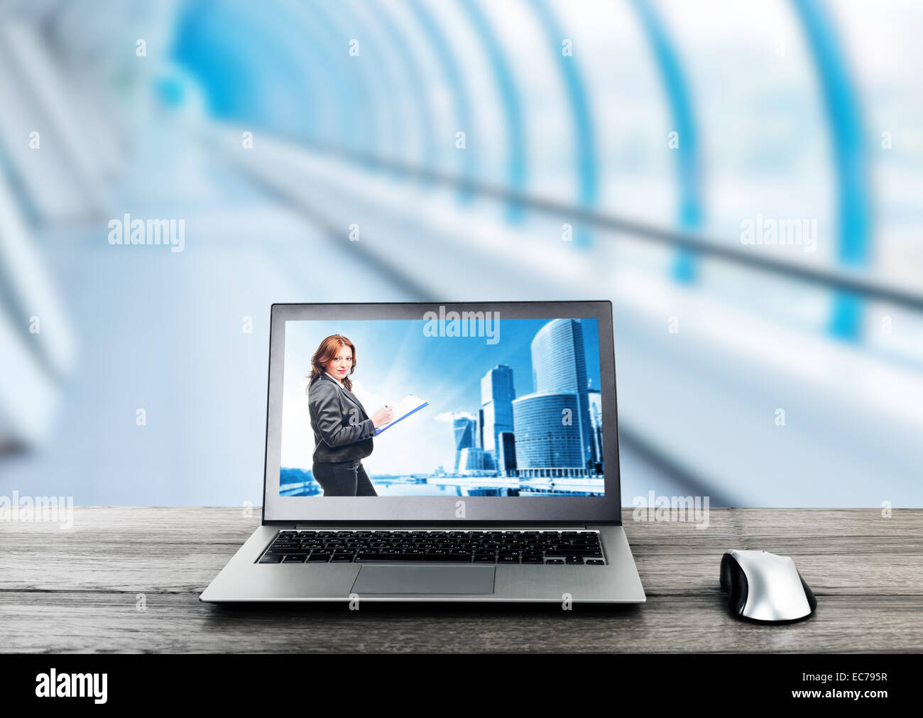 Travail de bureau avec ordinateur portable avec écran businesswoman on Banque D'Images
