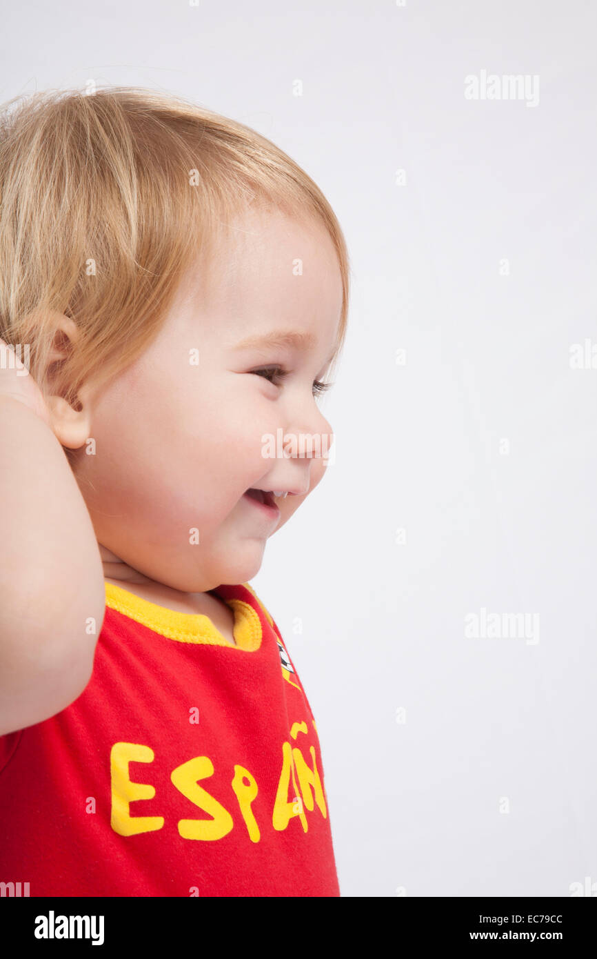 Seize Mois Bebe Blond Avec Chemise Rouge De L Equipe De Soccer Espagnol Photo Stock Alamy