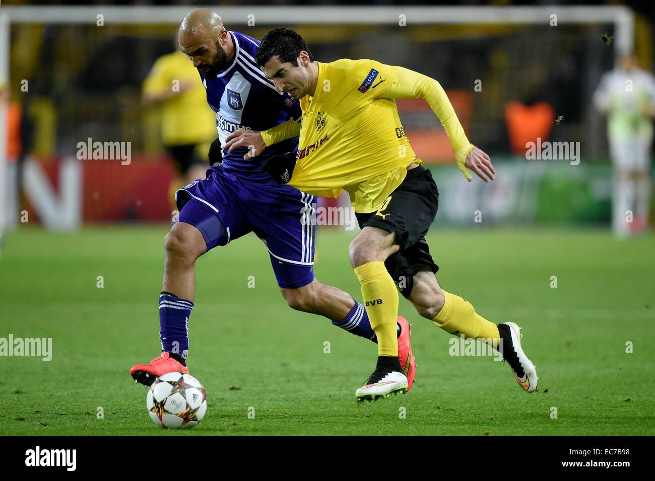 Dortmund's Henrikh Mkhitaryan (R) et Anderlecht Anthony Vanden Borre rivalisent pour la balle au cours de la Ligue des Champions du groupe D match de football entre le Borussia Dortmund et le RSC Anderlecht dans le Signal Iduna Park de Dortmund, Allemagne, 09 décembre 2014. Photo : MARIUS BECKER/dpa Banque D'Images