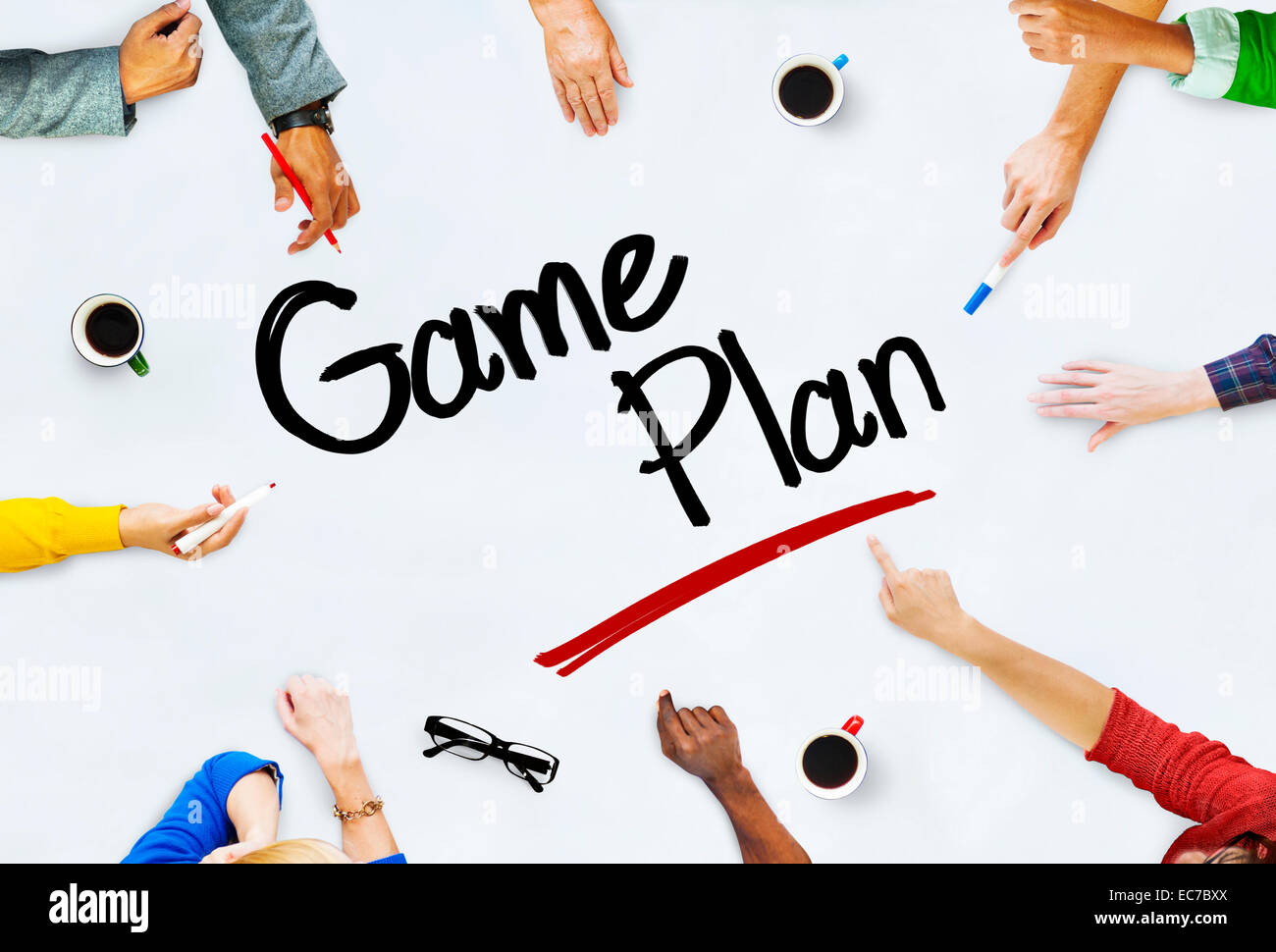 Groupe de gens d'affaires de discuter au sujet de Plan de jeu Banque D'Images