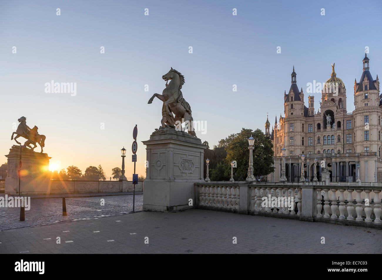 Allemagne, Mecklenburg-Vorpommern, Schwerin, Schwerin Palace au lever du soleil Banque D'Images