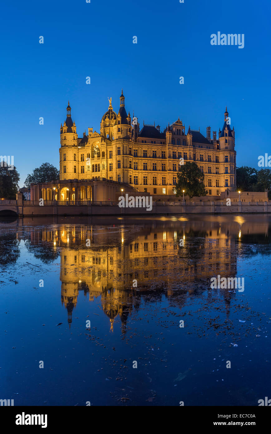 Allemagne, Mecklenburg-Vorpommern, Schwerin, Schwerin Palace avec le lac de nuit Banque D'Images