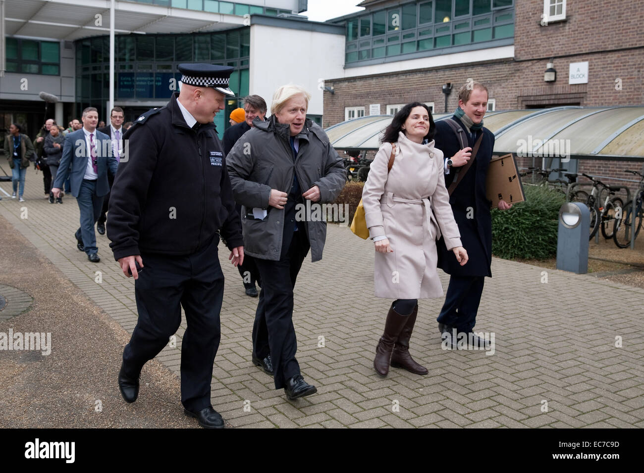 Le maire de Londres Boris Johnson laissant Ealing, Hammersmith et Fulham College suivi d'un entourage Banque D'Images