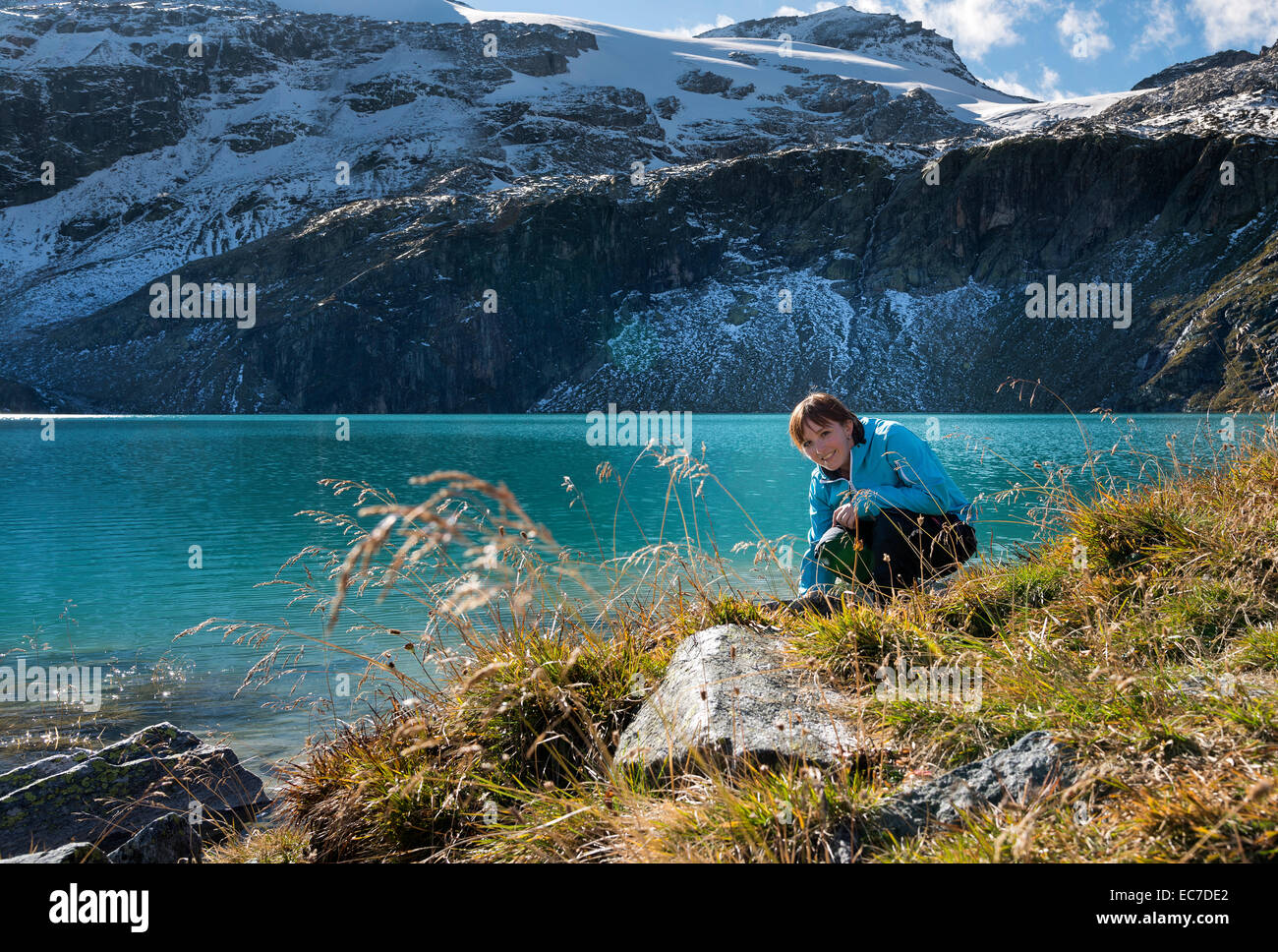 L'Autriche, l'état de Salzbourg, Pinzgau, Woman at Weisssee mountain lake Banque D'Images