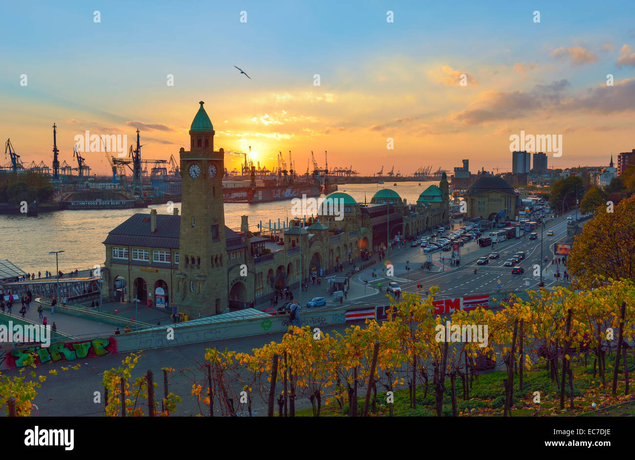 Allemagne, Hambourg, port de Hambourg et Landungsbruecken au coucher du soleil Banque D'Images