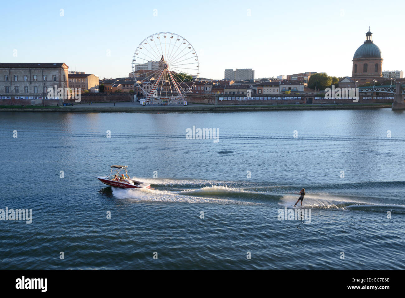 Le ski nautique sur le fleuve Garonne TOULOUSE Haute-Garonne France Banque D'Images
