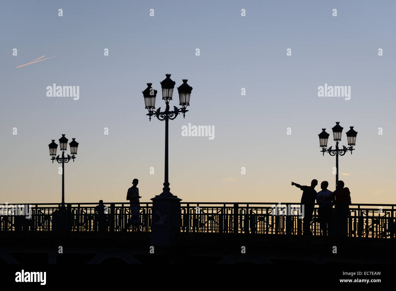 Soir Silhouettes de réverbères et les gens sur le Pont St Pierre Pont sur la Garonne Toulouse Haute Garonne France Banque D'Images