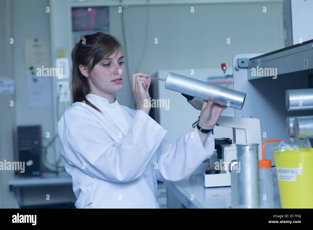 Jeune femme chercheur en sciences naturelles travaillant au laboratoire de microbiologie Banque D'Images