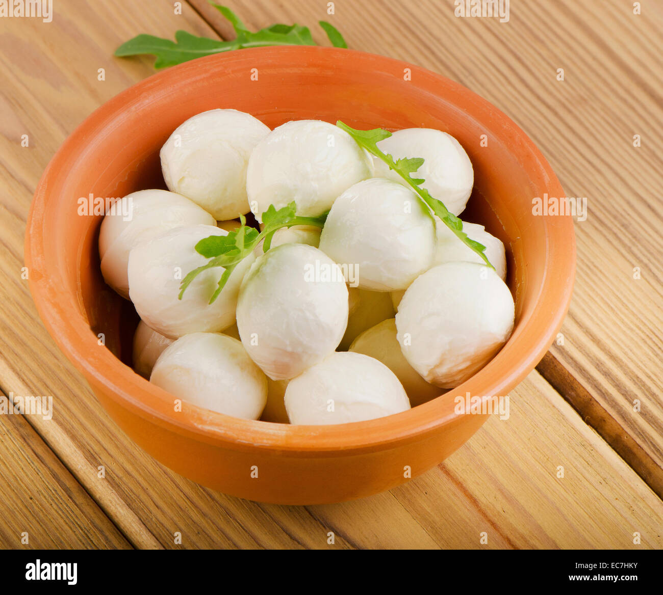 Petites boules de mozzarella dans un bol. Selective focus Banque D'Images