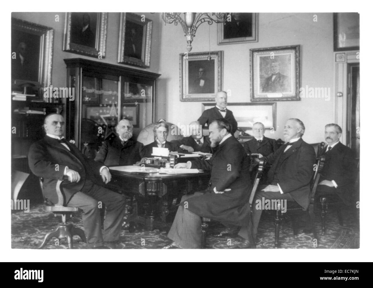 Le Président William McKinley et son cabinet autour d'une table. McKinley a été le 25e président des États-Unis et a conduit la nation à la victoire dans la guerre hispano-américaine, en plus de rehausser les tarifs protecteurs pour promouvoir l'industrie américaine. Banque D'Images