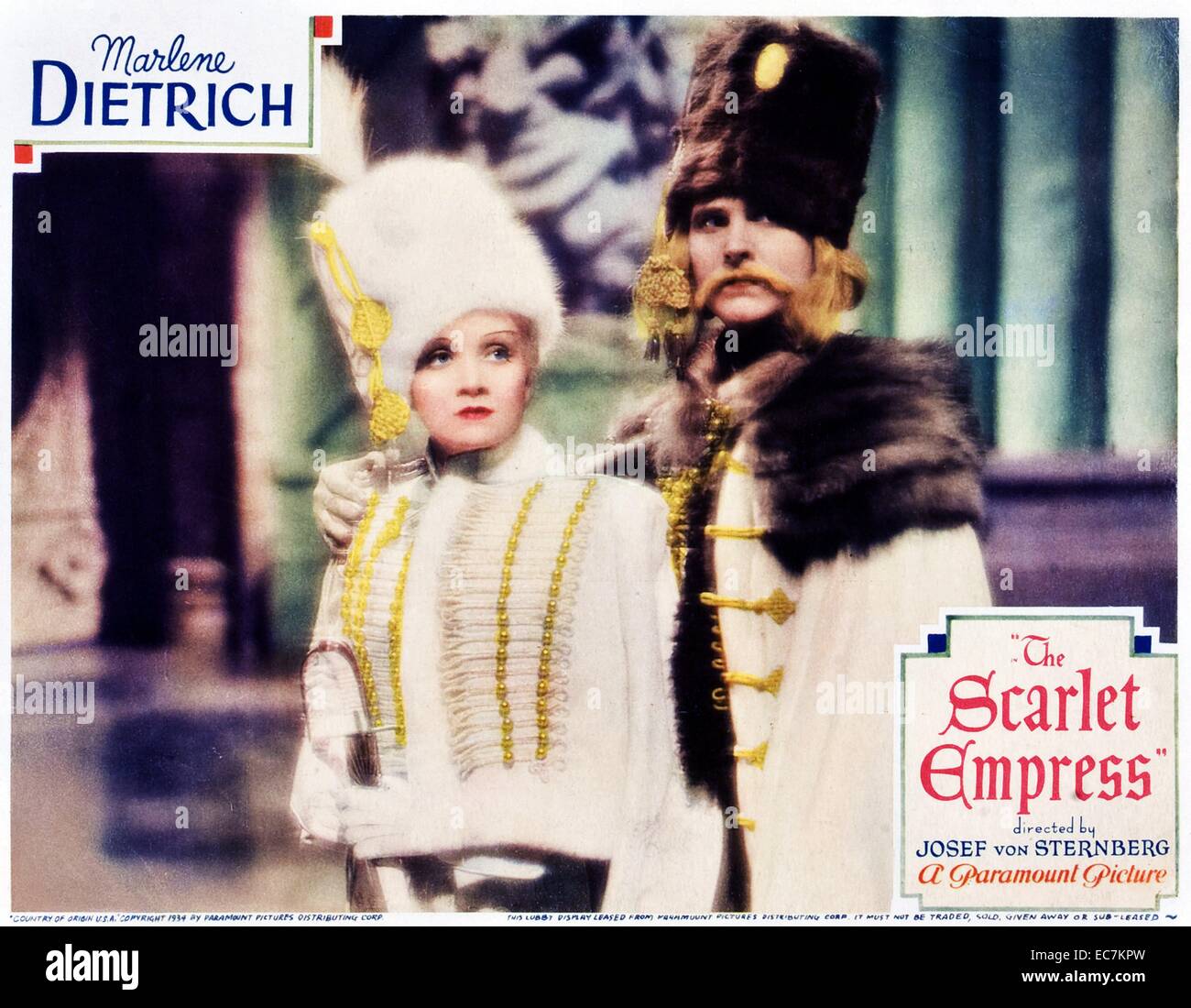 L'Impératrice écarlate ; 1934 Drame historique film réalisé par Paramount Pictures à propos de la vie de la Grande Catherine, impératrice de Russie. Il a été réalisé et produit par Josef von Sternberg à partir d'un scénario par Eleanor McGeary, vaguement basé sur le journal intime de Catherine organisé par Manuel Komroff. Le film stars von Sternberg Marlene Dietrich comme l'amant de Catherine Banque D'Images