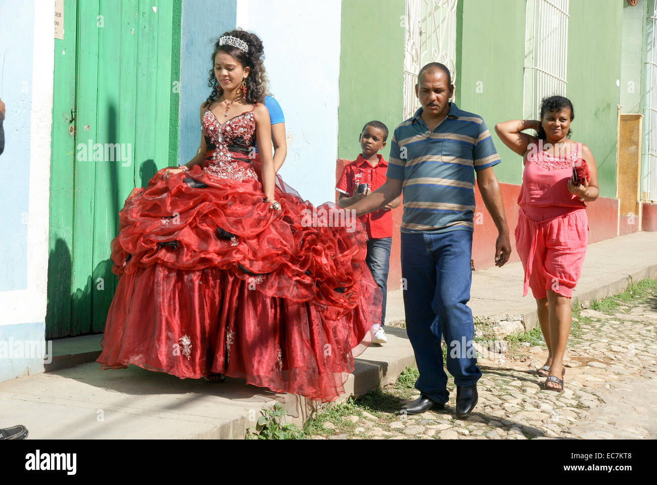 Cuba, Trinité-. girl habillé pour son quinzième anniversaire Banque D'Images