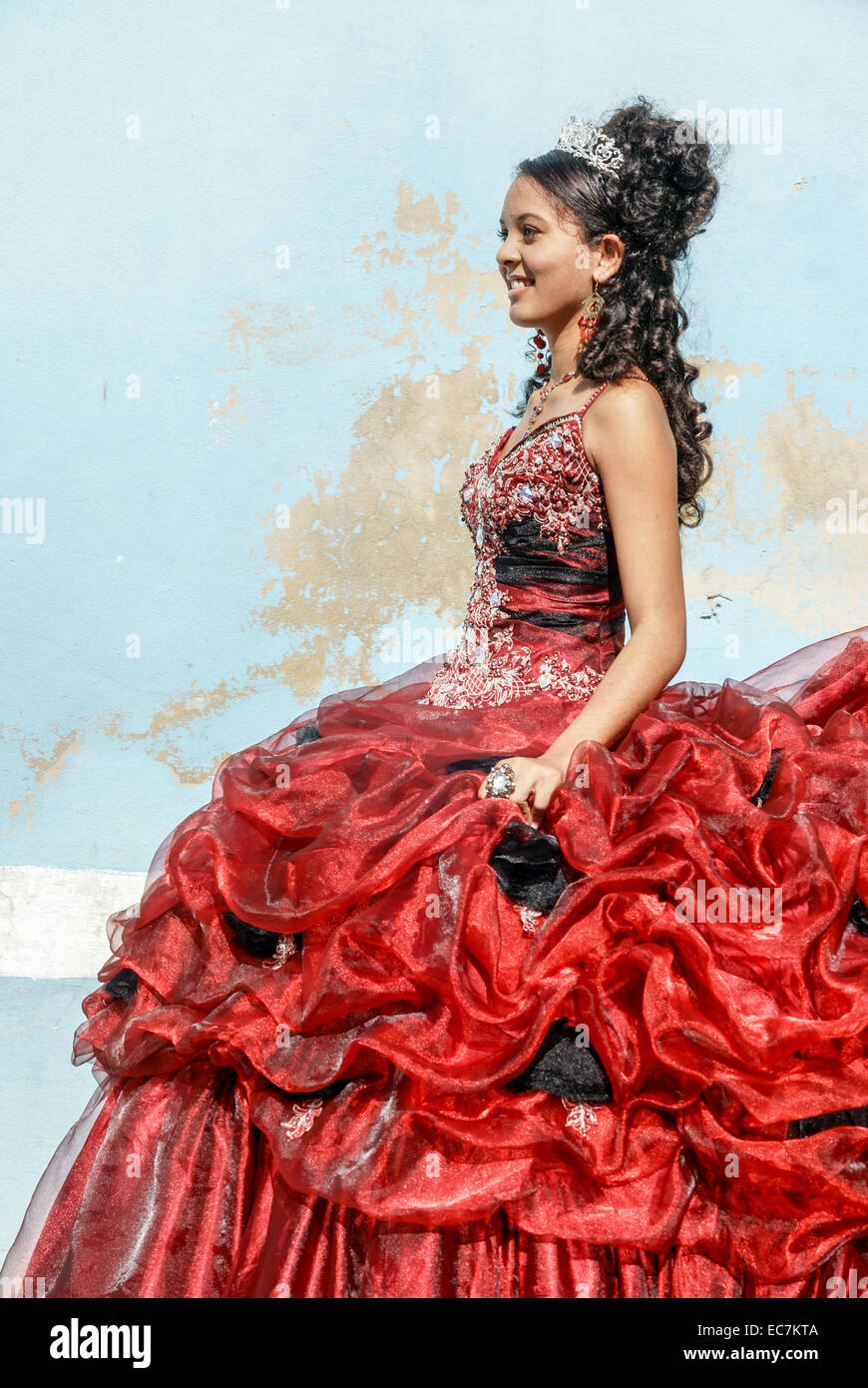 Cuba, Trinité-. girl habillé pour son quinzième anniversaire Banque D'Images