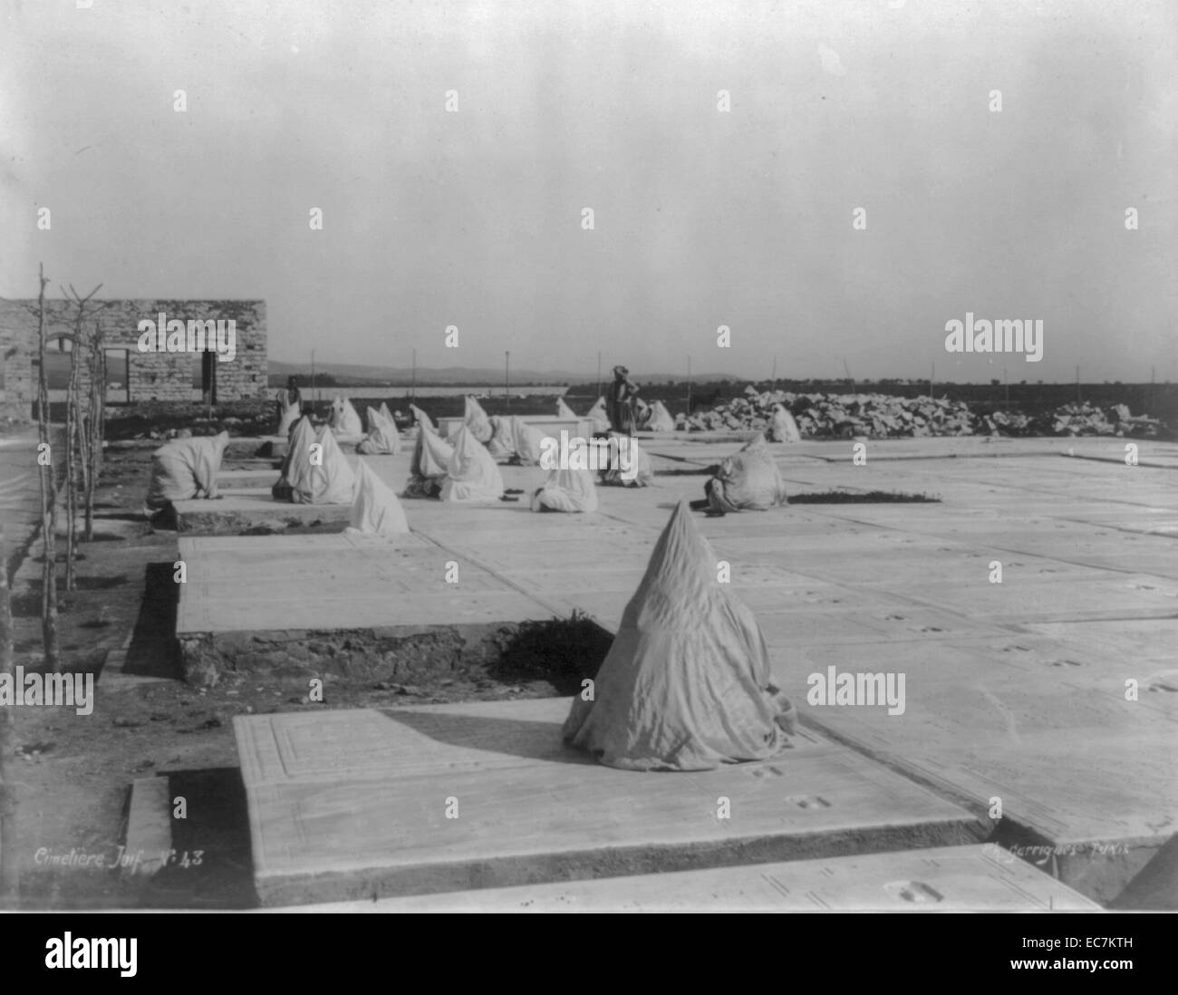 Embauché en deuil dans un cimetière en Tunisie, 1923 Photo Stock Alamy