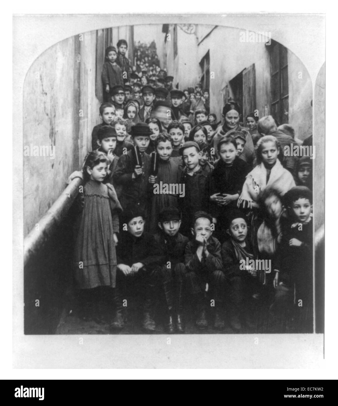 Des enfants juifs dans les rues de Varsovie, Pologne, Russie. Banque D'Images