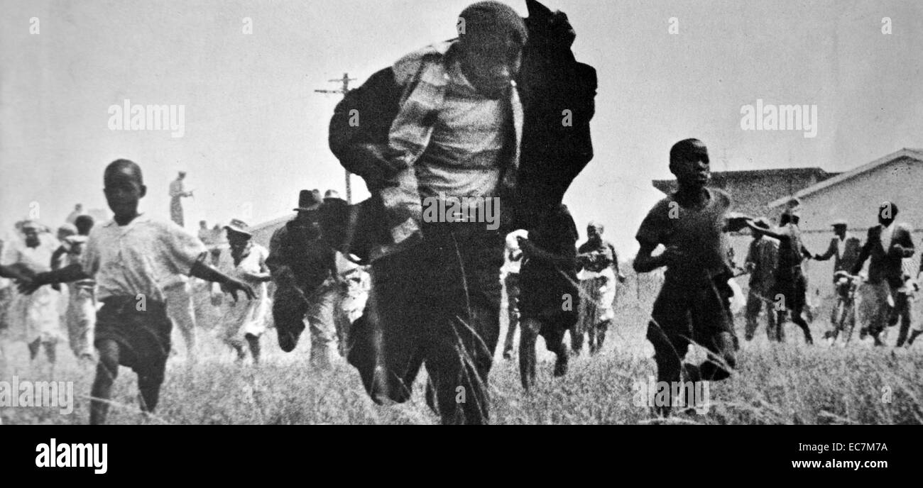 Le massacre de Sharpeville a eu lieu le 21 mars 1960, à la station de police de l'Afrique du Sud, canton de Sharpeville en Rhône-Alpes (aujourd'hui partie du Gauteng). Après une journée de manifestations contre la loi sur les laissez-passer, une foule d'environ 5 000 à 7 000 manifestants noirs s'est rendu au poste de police. La police sud-africaine a ouvert le feu sur la foule, tuant 69 personnes. Banque D'Images