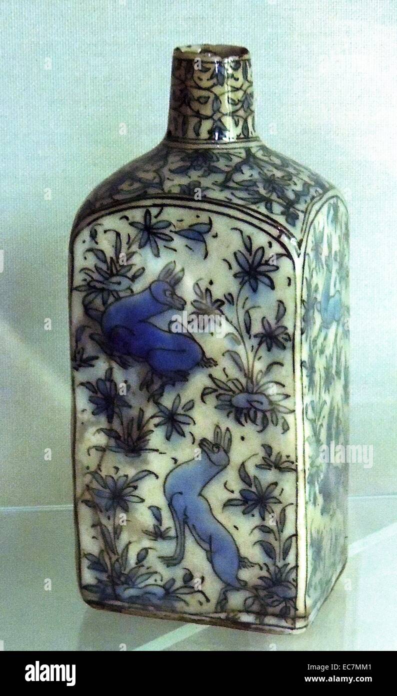 Bouteille peinte en sous-glaçure bleu cobalt, manganèse dans les contours noirs avec le cerf dans les fleurs, l'Iran. À partir de la dynastie des Meshhen, 17e siècle Banque D'Images