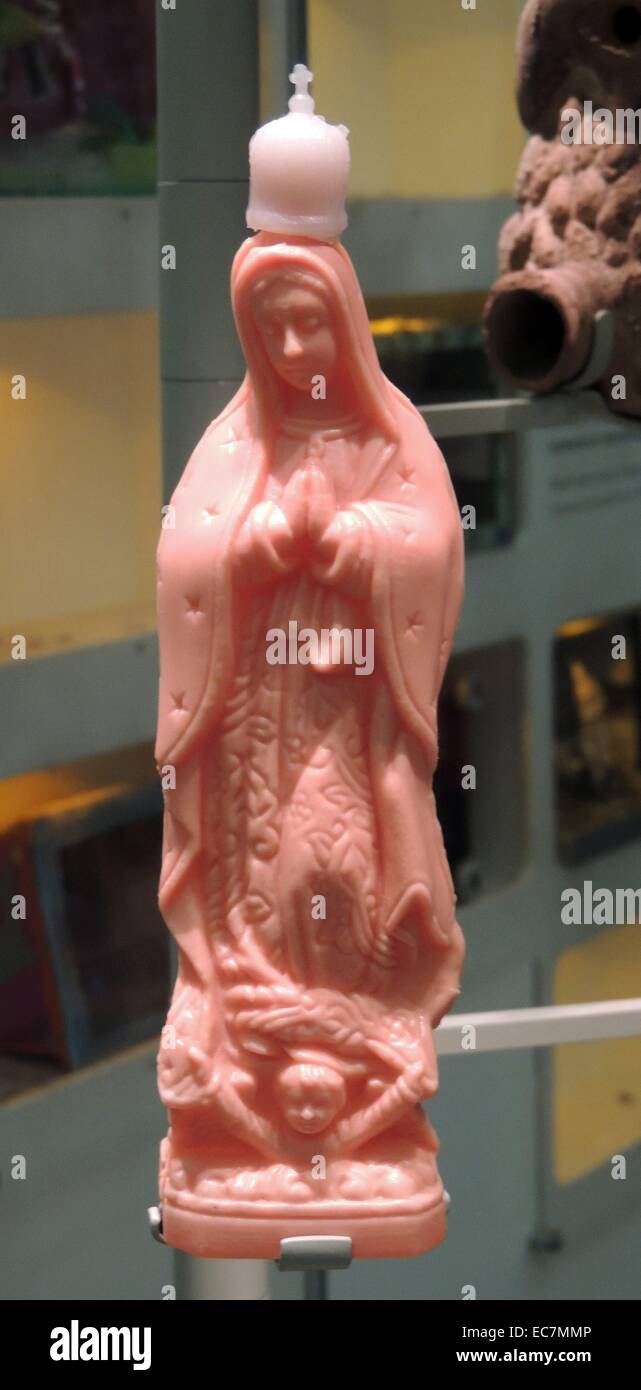 Récipient de l'eau sainte dans la figure de la Vierge Marie, de l'Amérique centrale, xxe siècle Banque D'Images