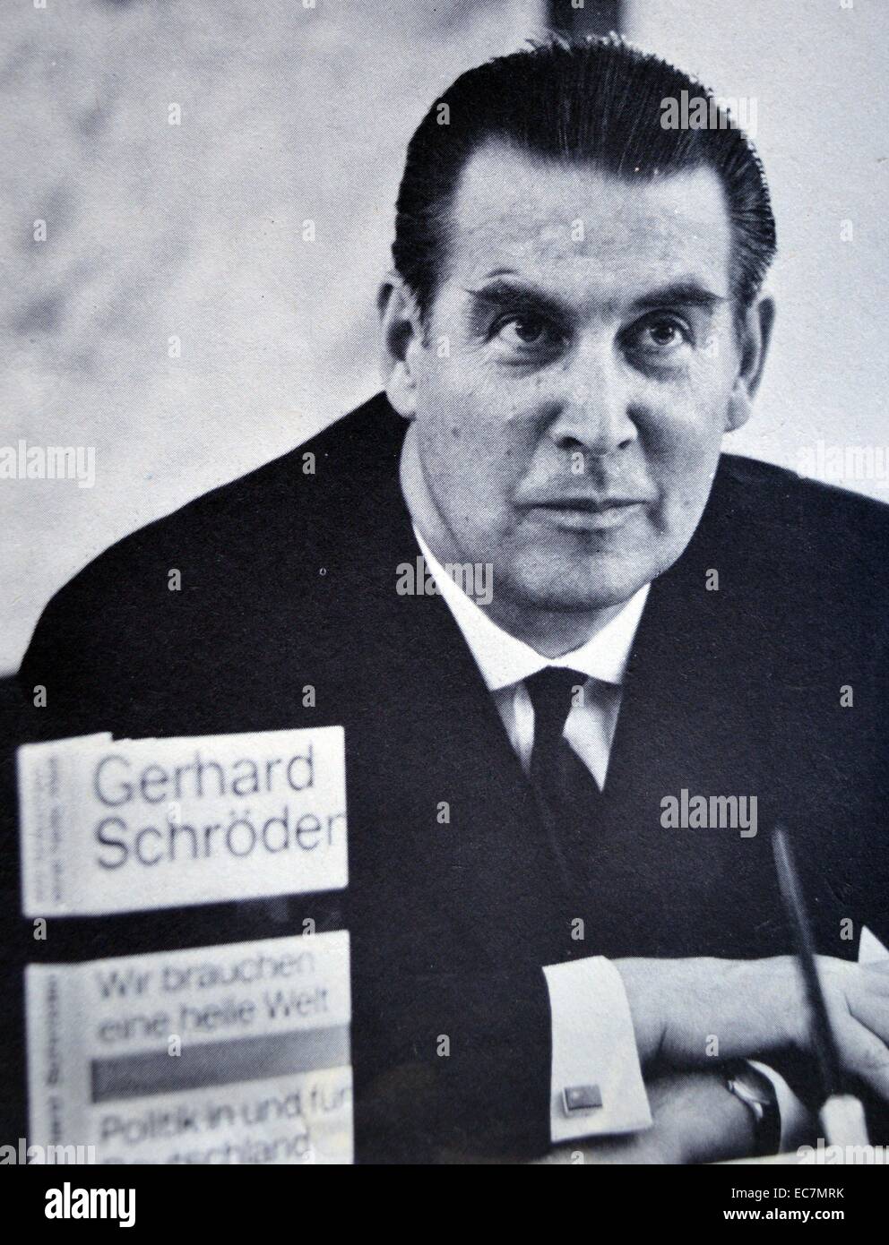 Gerhard Schröder (1910 - 31 décembre 1989) à l'Ouest homme politique allemand membre de l'Union chrétienne-démocrate (CDU),. Il a servi en tant que ministre fédéral de l'Intérieur de 1953 à 1961, comme le Ministre des affaires étrangères de 1961 à 1966, et de ministre de la défense de 1966 à 1969. Dans l'élection 1969 il s'est présenté à la présidence de l'Allemagne, mais a été outpolled par Gustav Heinemann Banque D'Images