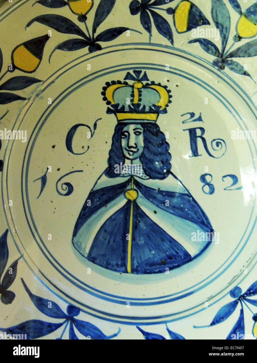 Chargeur, Brislington, c 1670. Laisse-vitrage arrière. Début de morceau de Brislington Delft avec un portrait de la reine Marie II, c'est probablement la première pièce complète de Brislington delft dans la collection. Il présente le bleu-verdâtre typique Brislington glaze, et les motifs végétaux et d'insectes se produisent à nouveau plus tard sur le William III chargeur. Banque D'Images