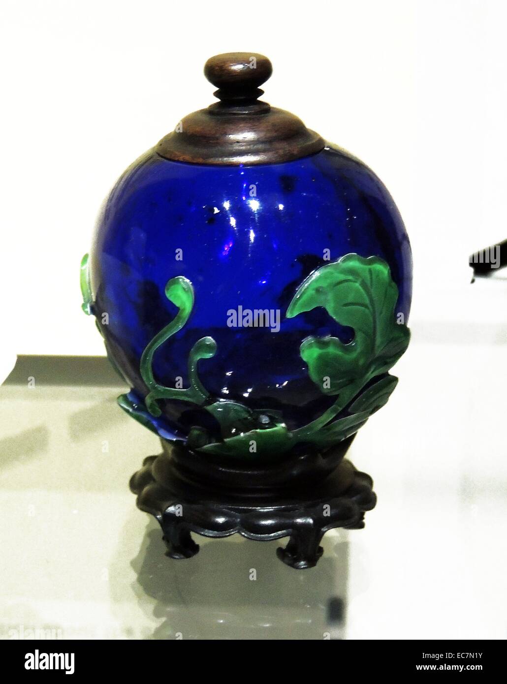 Pot à l'eau de la Chine, 1800-1900, dynastie Qing. Pour rendre cette eau-pot, le bol bleu était probablement soufflé en forme, puis plongée dans la fonte liquide blanche puis en verre vert en fusion. Après refroidissement, les couches extérieures ont été sculptés afin de faciliter la conception des feuilles de vigne. Banque D'Images Pot à l'eau de la Chine, 1800-1900, dynastie Qing. Pour rendre cette eau-pot, le bol bleu était probablement soufflé en forme, puis plongée dans la fonte liquide blanche puis en verre vert en fusion. Après refroidissement, les couches extérieures ont été sculptés afin de faciliter la conception des feuilles de vigne. Banque D'Images