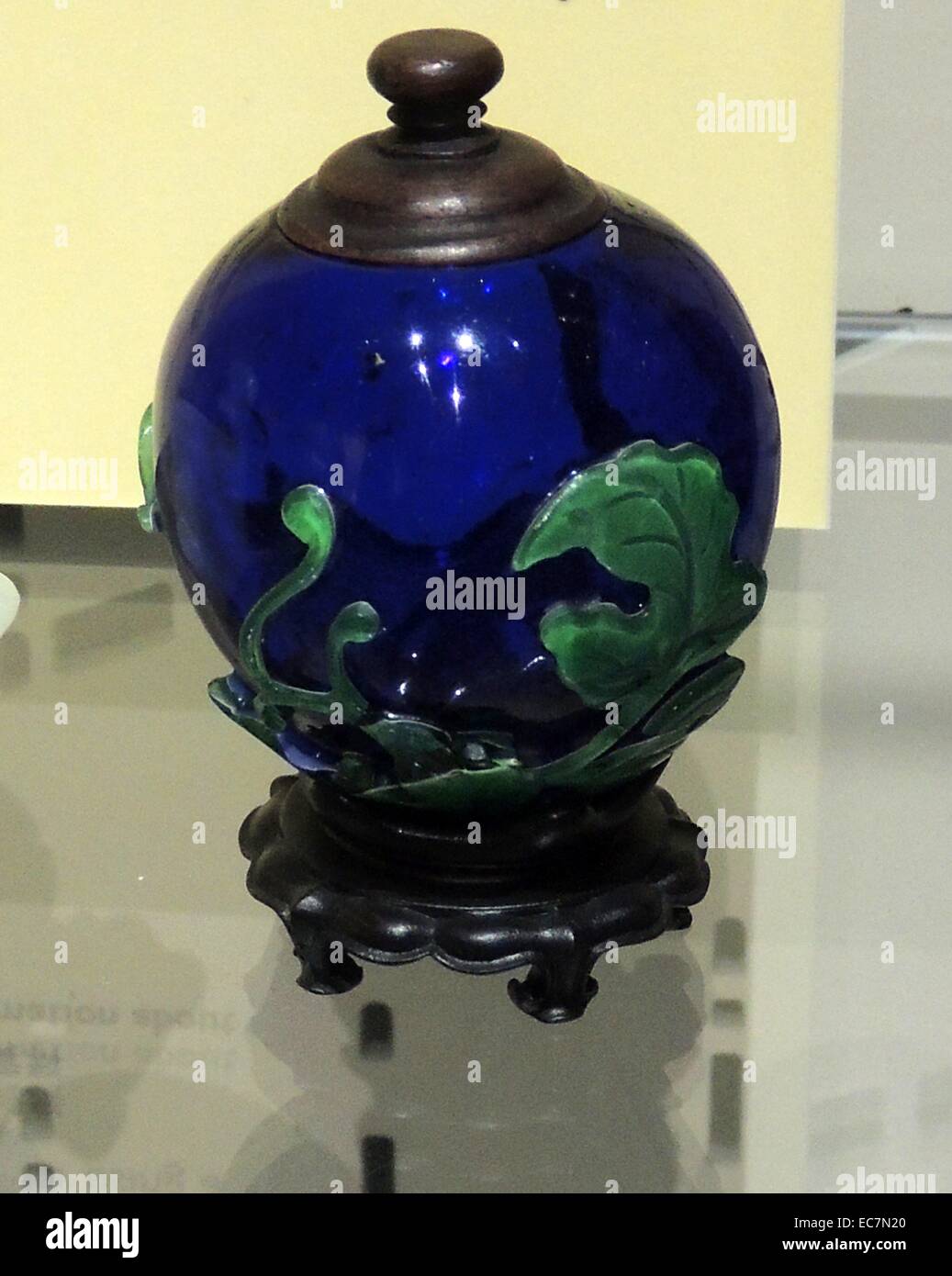 Pot à l'eau de la Chine, 1800-1900, dynastie Qing. Pour rendre cette eau-pot, le bol bleu était probablement soufflé en forme, puis plongée dans la fonte liquide blanche puis en verre vert en fusion. Après refroidissement, les couches extérieures ont été sculptés afin de faciliter la conception des feuilles de vigne. Banque D'Images Pot à l'eau de la Chine, 1800-1900, dynastie Qing. Pour rendre cette eau-pot, le bol bleu était probablement soufflé en forme, puis plongée dans la fonte liquide blanche puis en verre vert en fusion. Après refroidissement, les couches extérieures ont été sculptés afin de faciliter la conception des feuilles de vigne. Banque D'Images