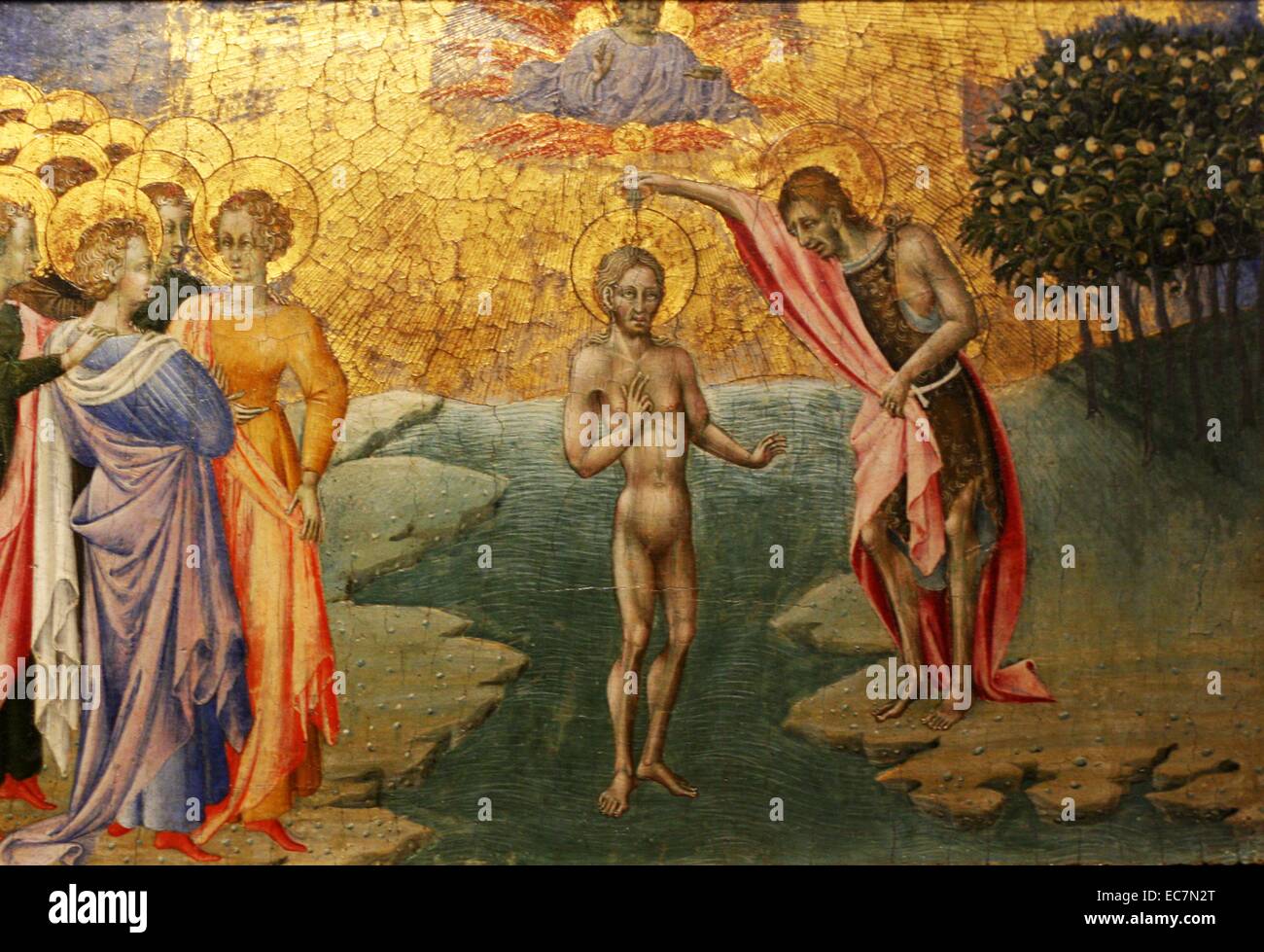 Giovanni di Paolo (environ 1399-1482) Le Baptême du Christ. Le Christ est baptisé par Jean le Baptiste dans le Jourdain. Dieu le Père et le Saint-Esprit sous la forme d'une colombe s'affichent au-dessus. Le bleu du ciel (maintenant beaucoup frotté) a été peint sur la dorure puis incisée de manière à créer des rayons de lumière céleste. Banque D'Images