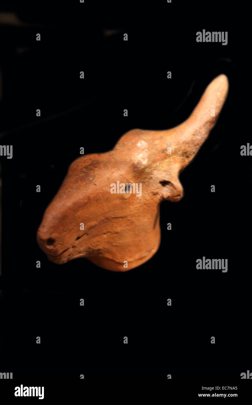 Des têtes d'animaux en terre cuite, Motamari, près d'Hyderabad, Andhra Pradesh, 700 BC-AD200. Fouillé par E.H. En 1920, recherche de ces rares chefs d'une sépulture mégalithique du sud de l'Inde site peut représenter une antilope et bull. Banque D'Images