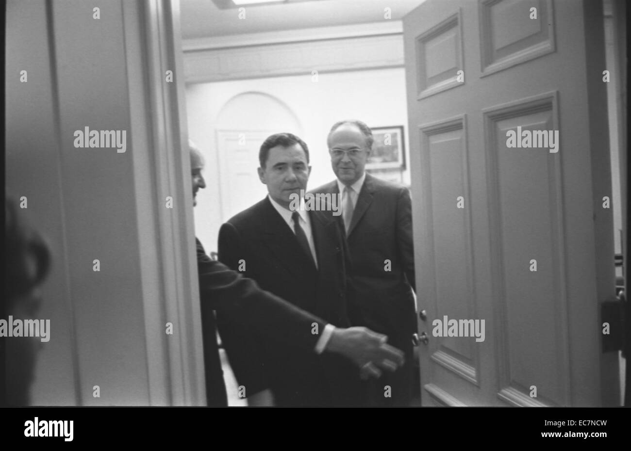 Le ministre des affaires étrangères soviétique Andrei Gromyko et Ambassadeur de l'Union soviétique pour les États-Unis, Anatoly F. Dobrynin, marchant à travers une porte à la Maison Blanche, à Washington, D.C. Pendant la crise des missiles de Cuba. Banque D'Images