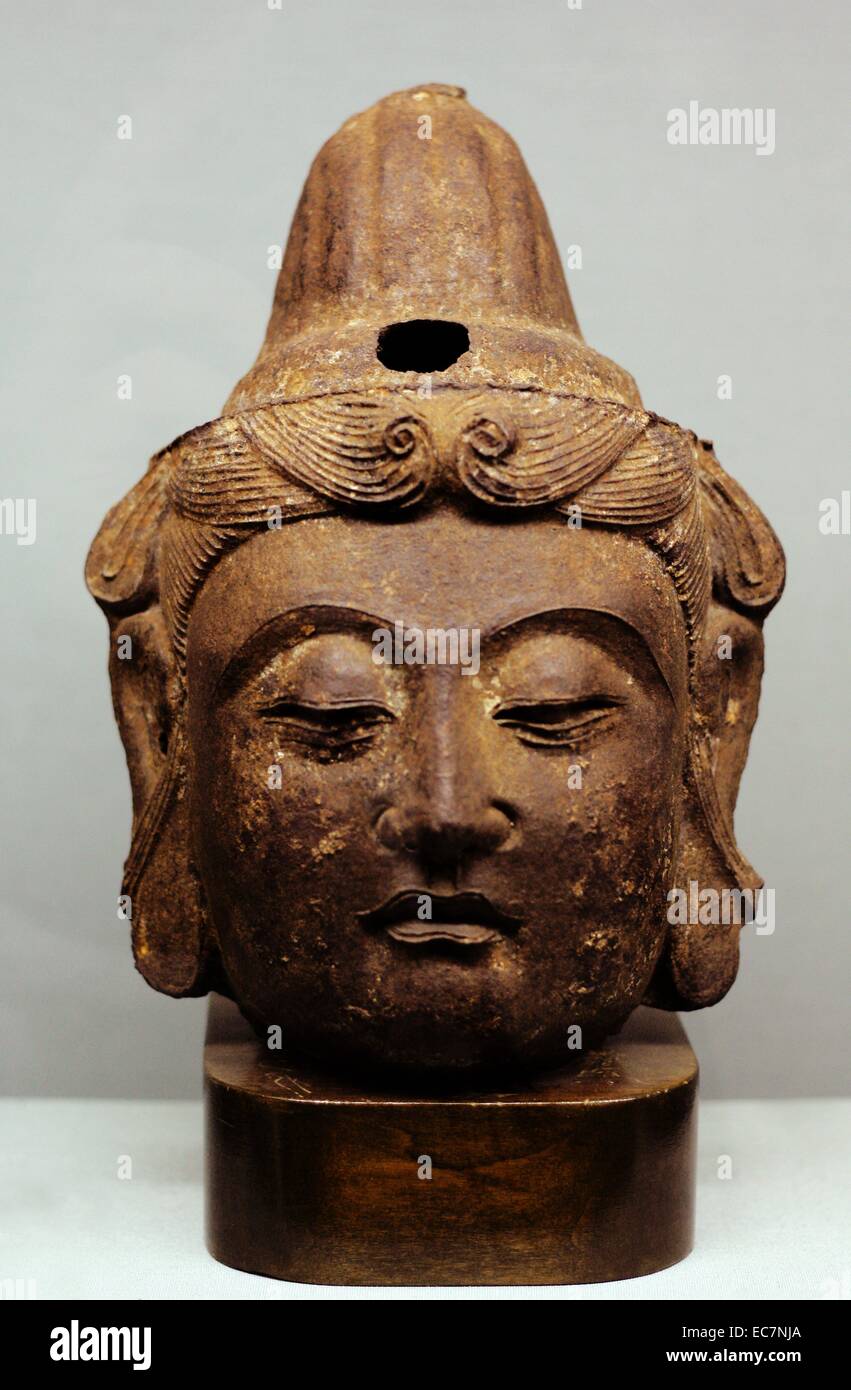 Tête de Bouddha en fonte, China, Yuan ou Ming Dynasty, (vers 1300-1400). Cette sculpture témoigne de la hauteur de la technologie de fonte chinois. Ce modèle raffiné, cheveux en douceur visage et yeux contemplatifs transmettre l'idéal bouddhiste d'être compatissant, mais détachée de questions terrestres. Banque D'Images