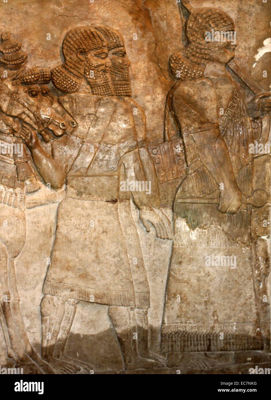 Chars, assyrienne sur 728 BC. De Nimrud. Ce panneau mural, une d'une série, montre deux scènes déconnectées. Seuil de porte, assyrienne, 9ème-8ème siècle avant JC. De Nimrud. Le texte donne le nom et la généalogie d'Adad-nirari III (810-783 avant J.-C.) et a été écrit dans les portes d'un palais construit au cours de son règne. Banque D'Images