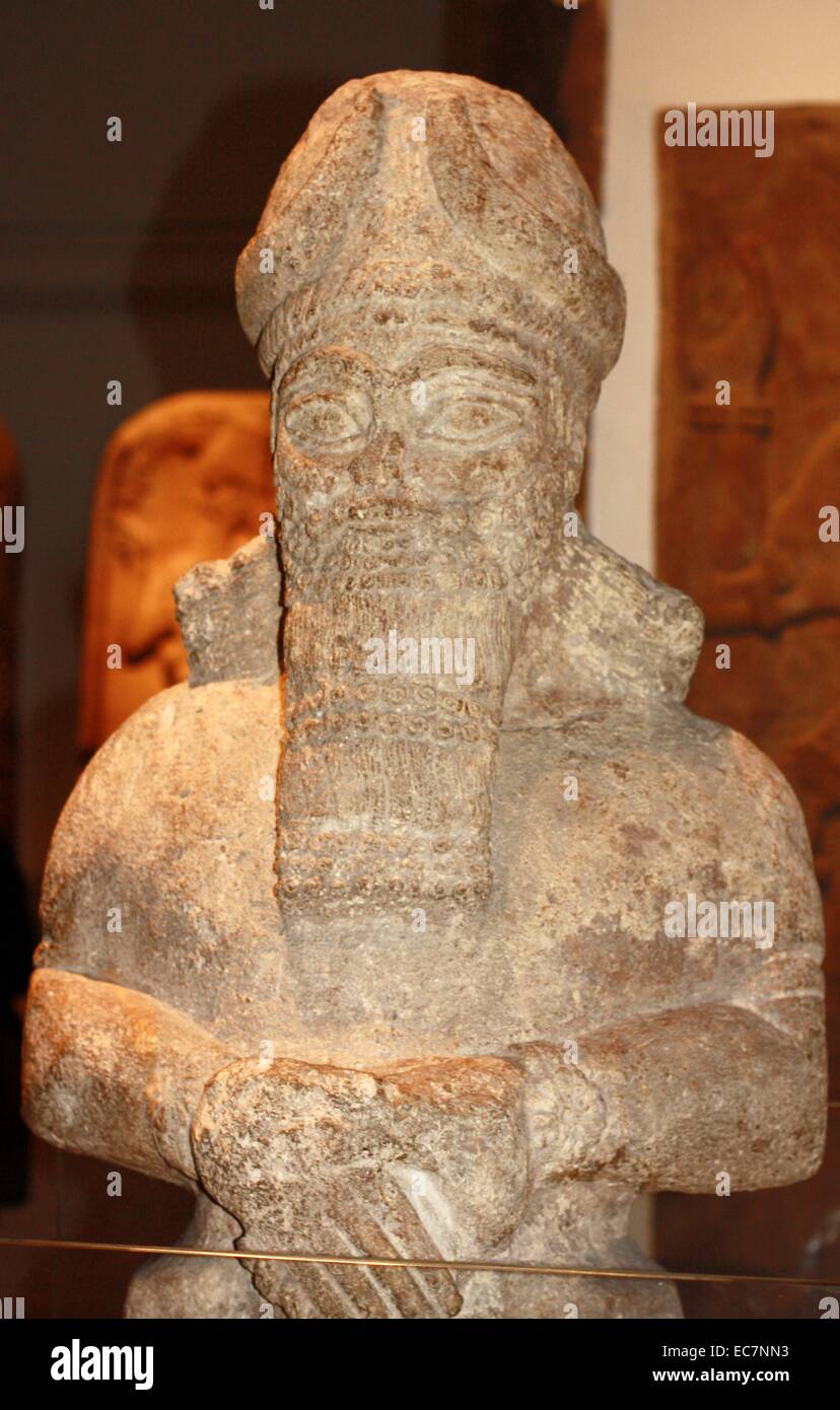 Dieu accompagnateur. L'assyrien, environ 810-800 BC. De Nimrud, temple de Nébo. Ce Dieu, avec sa paire d'en face, se tenait devant une porte dans le Temple de Nabu, dieu de l'écriture. Les deux ont été consacrées à Nabu. Banque D'Images