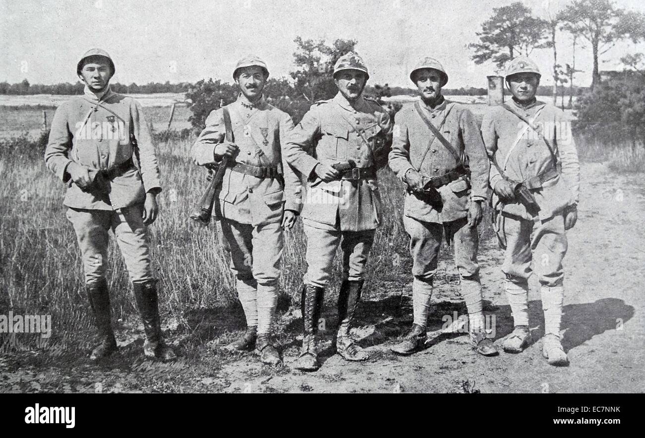 La Seconde Guerre mondiale, une unité militaire français, le lieutenant Balestier, le Sgt Lejeune, Cpl Hoquet Gourmelon et Pvt Aumasson se préparer pour un raid sur une position allemande en 1918 Banque D'Images