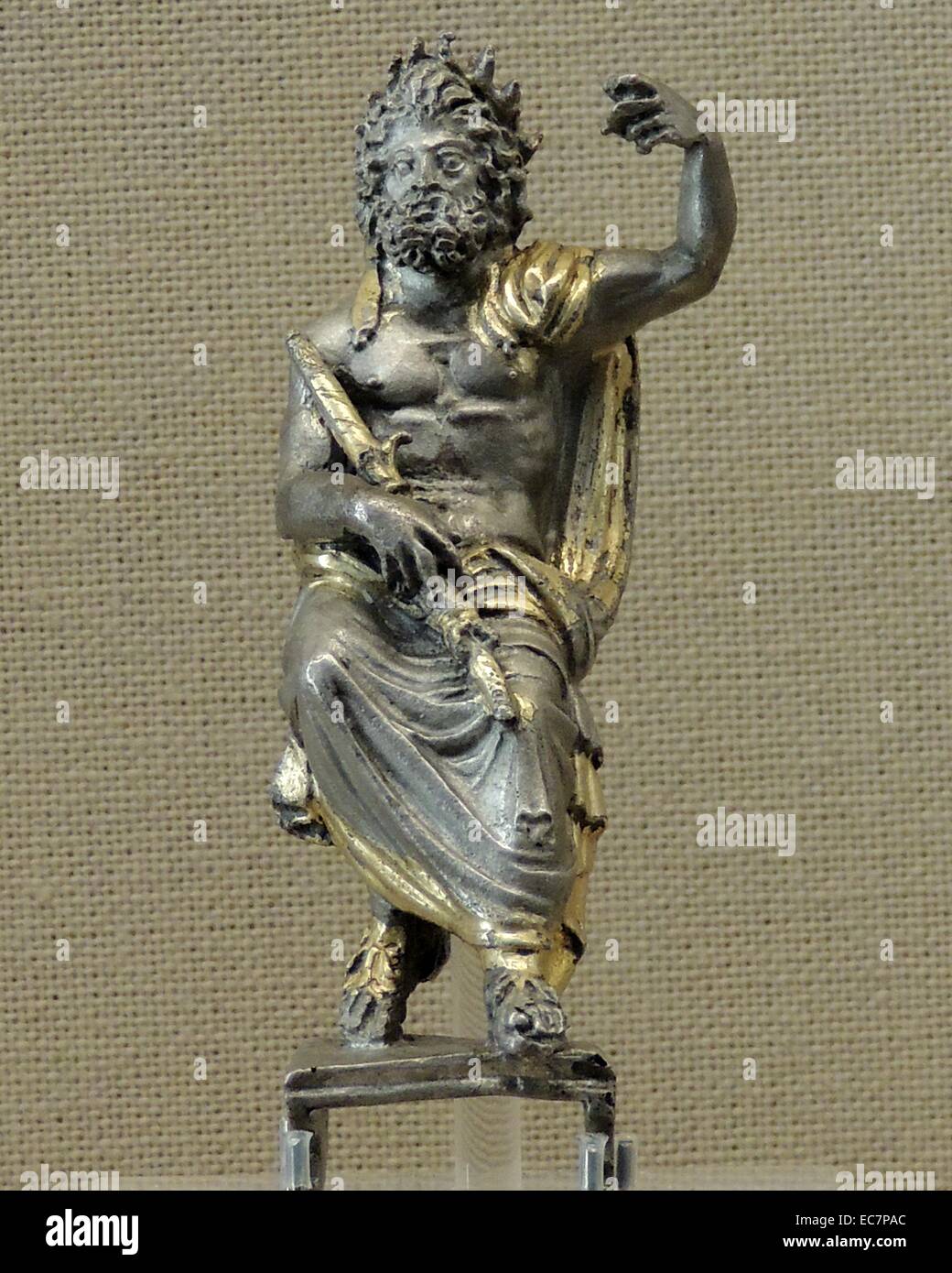 Zeus, patron des Jeux Olympiques. Ces chiffres, deux en argent flanquant une statuette en bronze, ont été inspirés par la colossale statue d'or et d'ivoire de Zeus fait par pour le Pheidias le temple de Dieu à Olympie. Roman, AD1-80. Banque D'Images