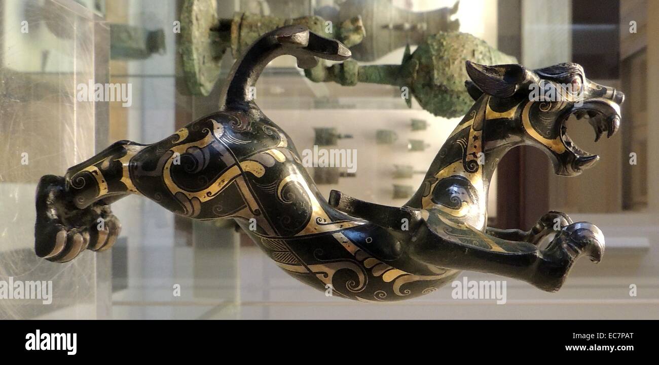 La figure de bronze d'une créature bondissant, de l'Est période Zhou, 4ème-3ème siècle avant JC. Incrusté d'or et d'argent, c'était probablement un appui à un bac. Banque D'Images