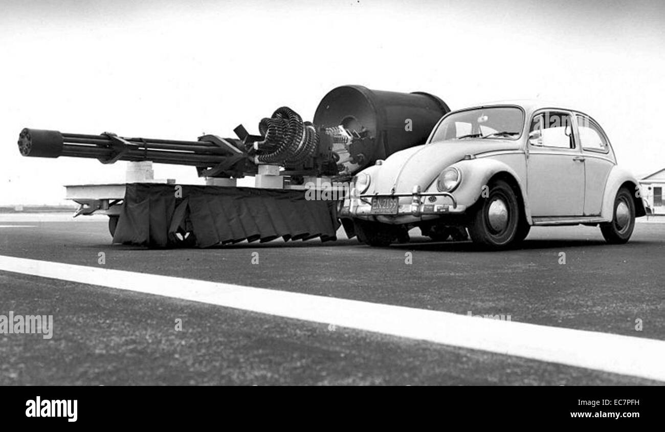 Photographie d'un General Electric GAU-8/A affiché à côté d'une coccinelle Volkswagen pour la comparaison de taille. Daté 1960 Banque D'Images