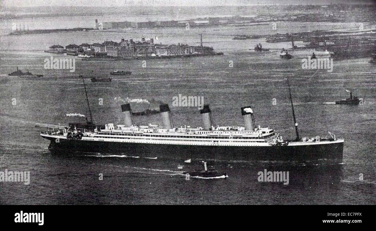 Photographie de la RMS Olympic, navire jumeau du Titanic, arrivant à New York après son voyage inaugural. Datée 1911 Banque D'Images