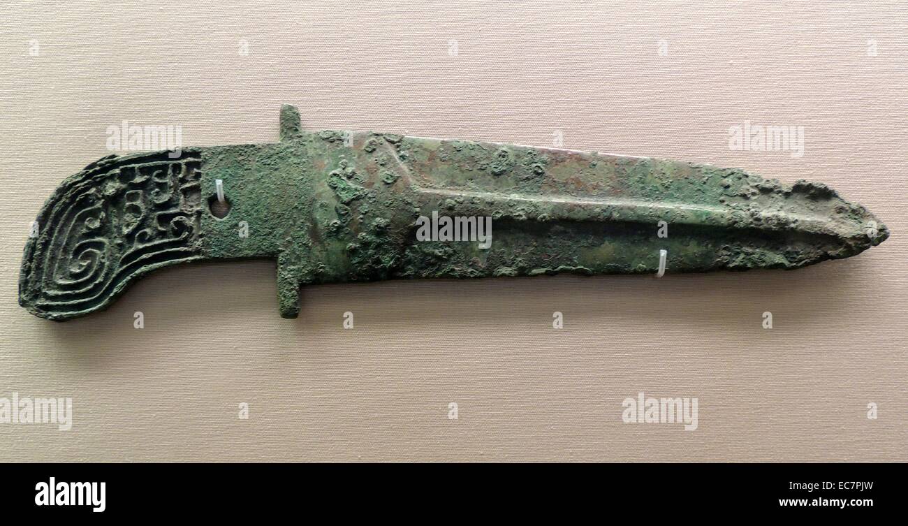 Hallebarde, période Shang ge, 12ème-11ème siècle BC. L'hallebarde chinoise était un ancien bras de poteau utilisé comme arme militaire sous une forme ou une autre depuis au moins aussi tôt que la dynastie Shang. Banque D'Images