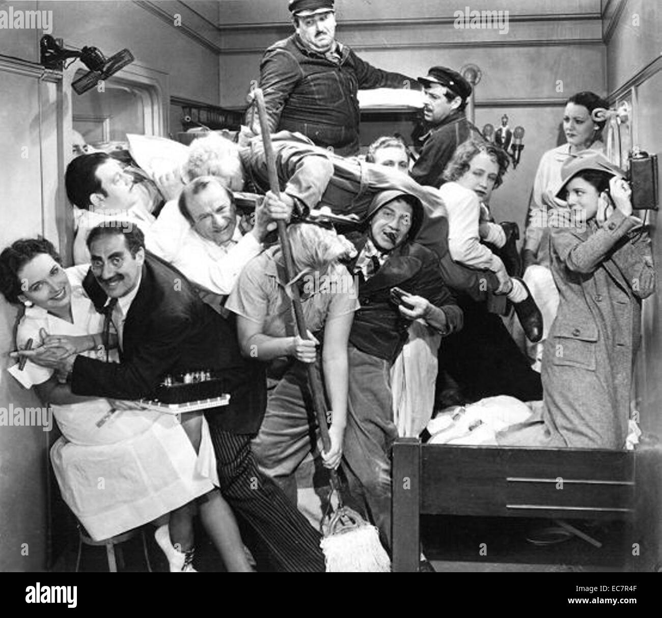 La scène de la cabine 1935 comédie film une nuit à l'Opéra. Avec Groucho, Chico et Harpo Marx il a été réalisé par Sam Wood et était un film à succès. Banque D'Images