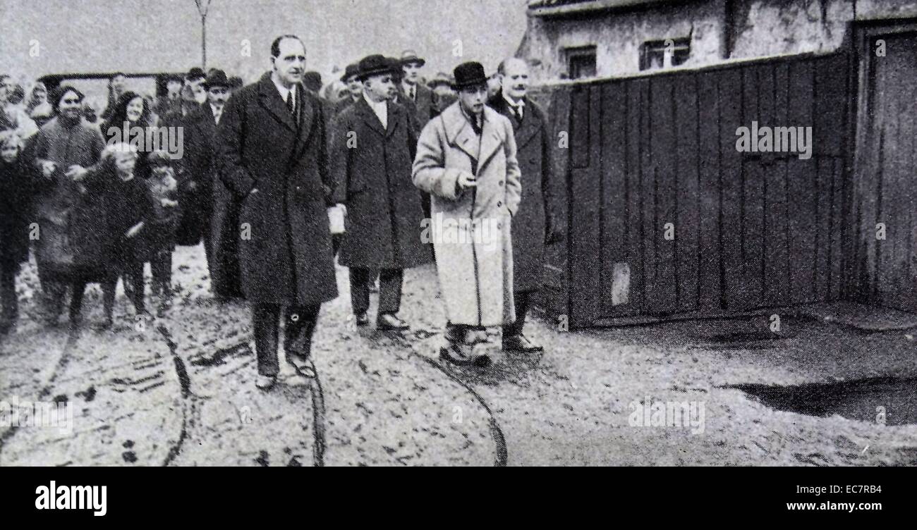 Le Prince de Galles (futur roi Édouard VIII) des visites de mineurs pauvres dans une ville minière du pays de Galles 1922 Banque D'Images