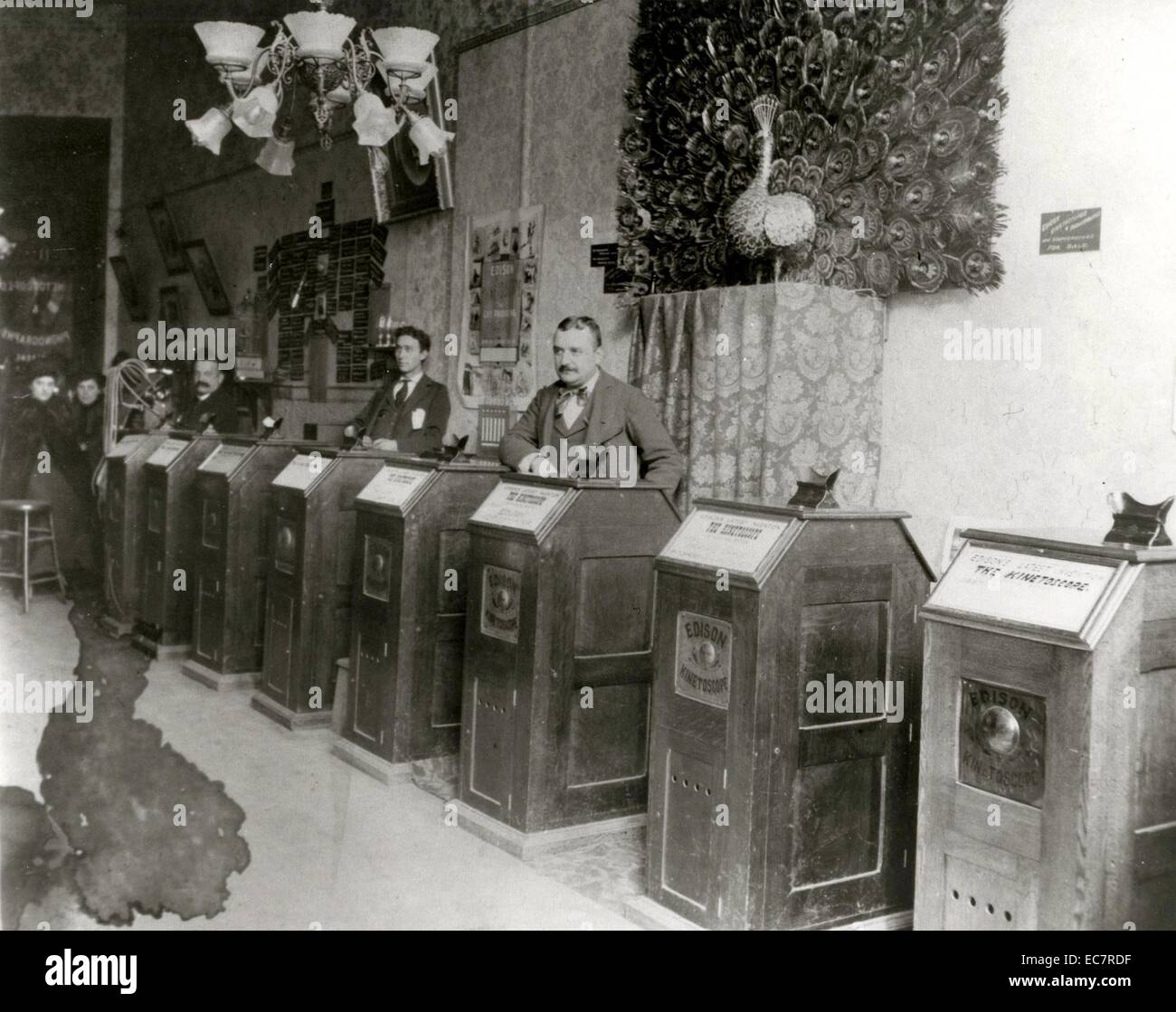 Albert Einstein's 'Peep Show' Kinétoscope Arcade. Le kinétoscope était un des premiers motion photo exposition périphérique qui permet de visualiser des films par une personne à la fois à travers un judas fenêtre viewer sur le dessus. C'était le modèle de base pour les projections de film plus tard. Banque D'Images