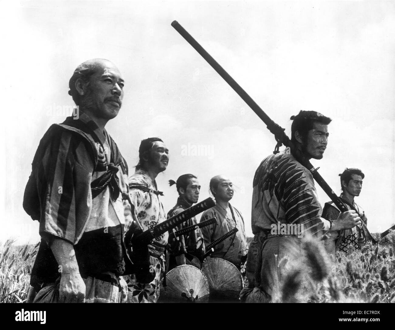 Sept Samouraïs japonais est une aventure période 1954 film américain réalisé par Akira Kurosawa. Il raconte l'histoire d'un village d'agriculteurs qui engagent sept samouraïs sans maître pour combattre des bandits qui sera de retour après la récolte pour voler leurs récoltes. Avec Takashi Shimura et Toshiro Mifune. Banque D'Images