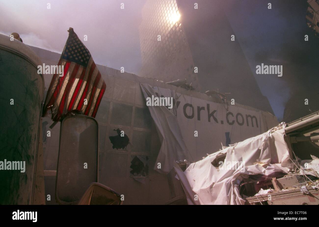 Drapeau américain au milieu des décombres après l'attaque terroriste du 11 septembre sur le World Trade Center, New York City Banque D'Images