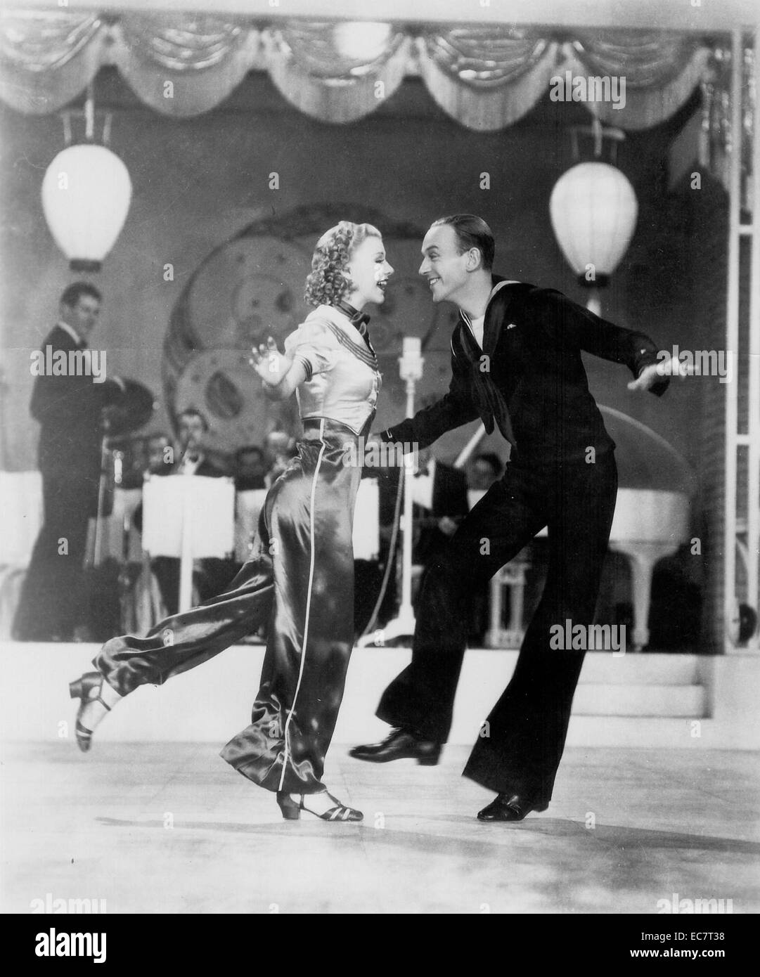 Suivre la flotte est un film comédie musicale hollywoodienne 1936 avec un thème nautique qui stars Fred Astaire et Ginger Rogers avec paroles et musique de Irving Berlin. Le film a été réalisé par Mark Sandrich et était basé sur le jeu 1922 Congés à terre par Hubert Osborne. Banque D'Images