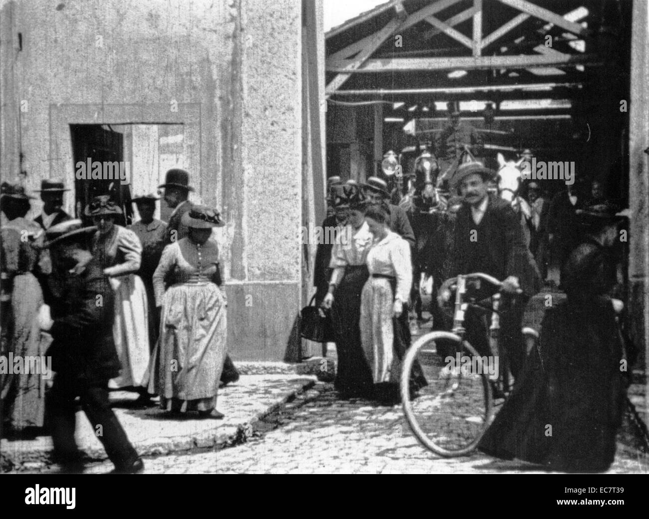 La sortie de l'usine, cette courte 1895 Film muet noir et blanc documentaire est crédité comme étant le premier vrai film jamais réalisé. Également connu sous le nom de travailleurs qui quittent l'usine Lumière à Lyon, il a été réalisé et produit par les frères Lumière. Banque D'Images