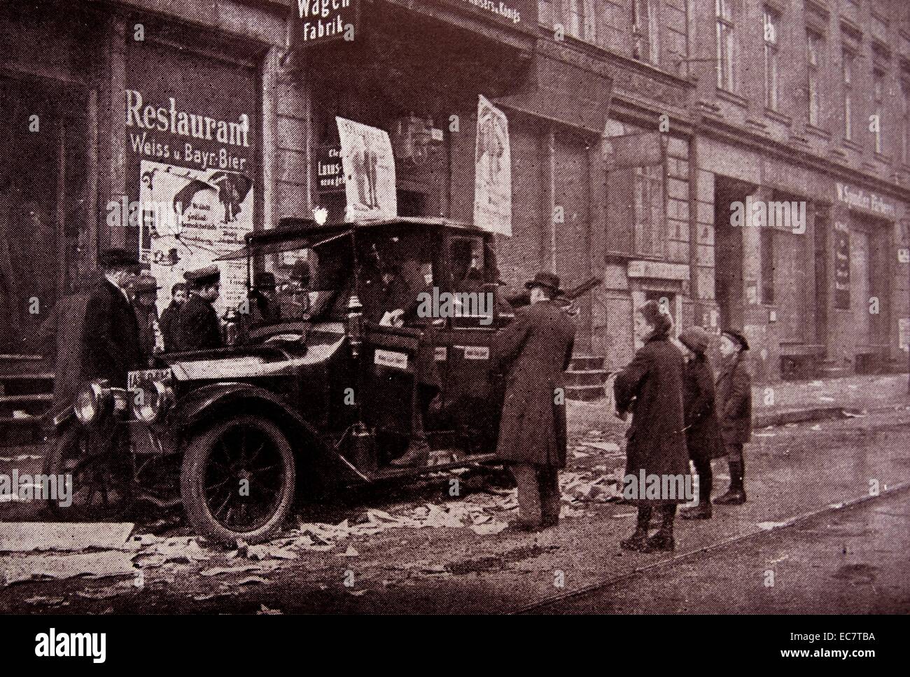 Taxi transportant des affiches en faveur du parti social-démocrate allemand en 1919 Élection Banque D'Images