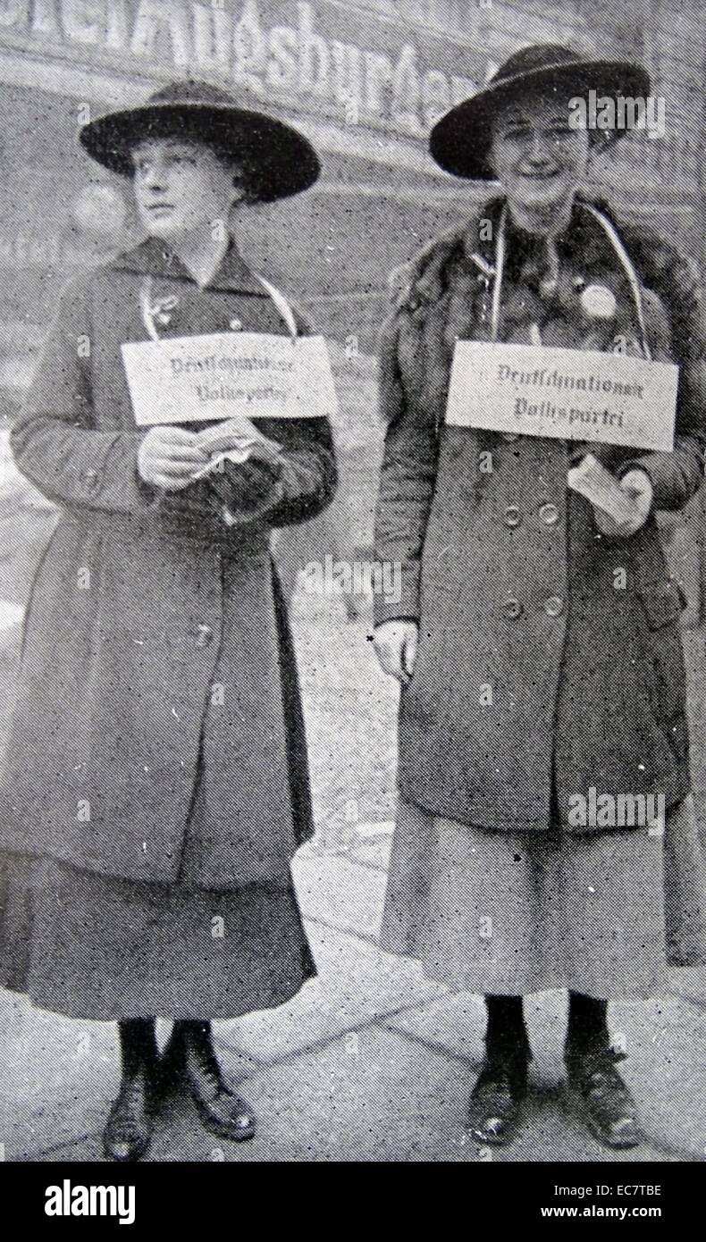 Des femmes portant des affiches en faveur de la partie nationale dans les élections allemandes 1919 Banque D'Images