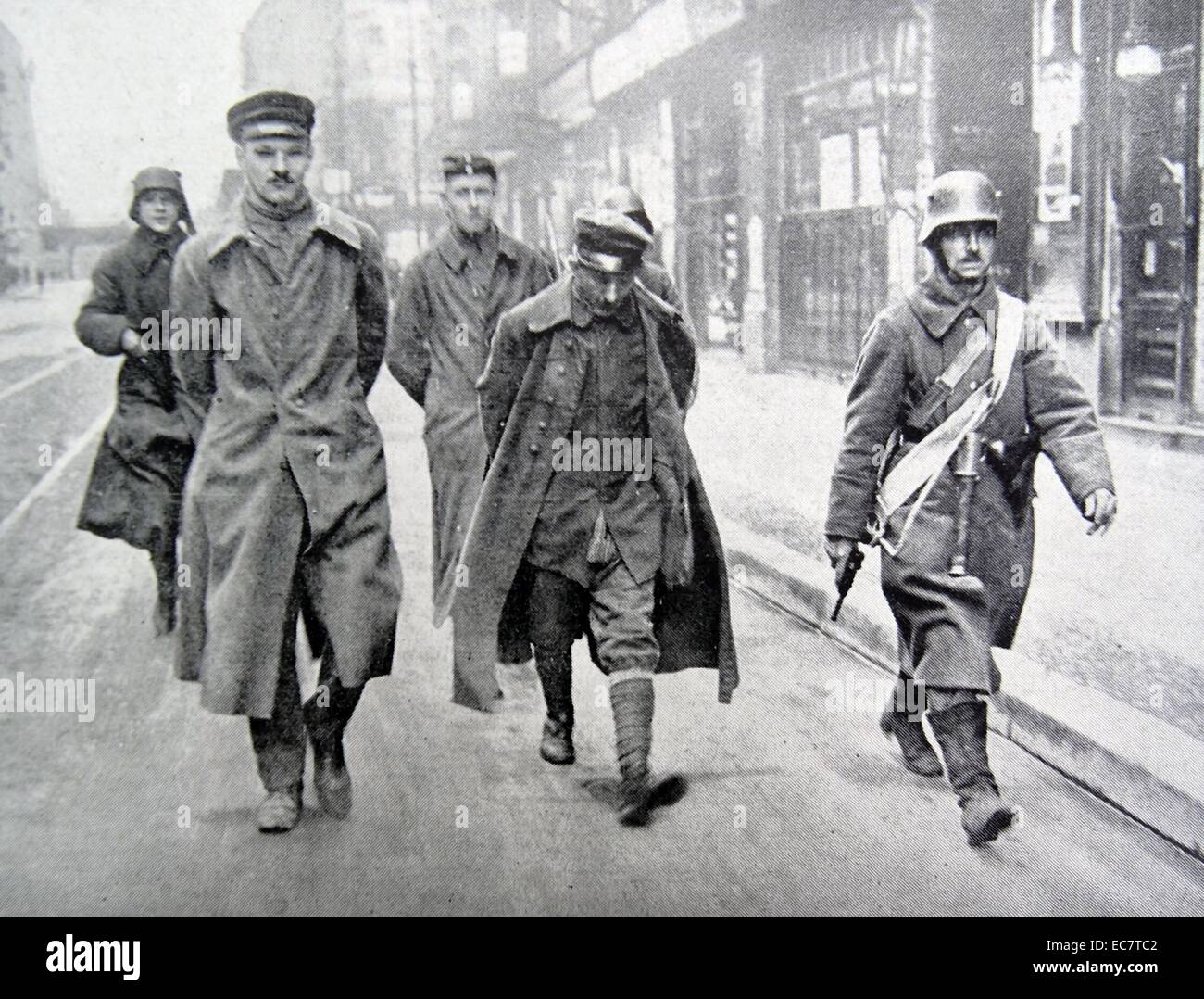 Spartakistes capturés par les troupes allemandes au cours de l'insurrection spartakiste en Allemagne Janvier 1919. Banque D'Images