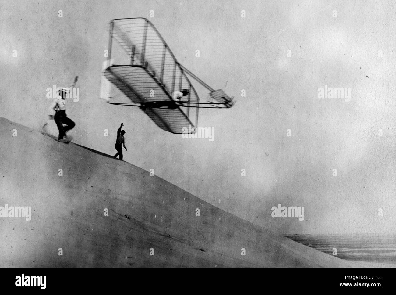 Test d'un planeur par les frères Wright, effectués hors de ce qui ressemble à une dune de sable. C1901 - deux ans avant leur premier vol propulsé Banque D'Images